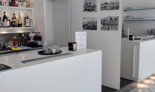 Bar moderno con foto in bianco e nero e scaffali di liquori.